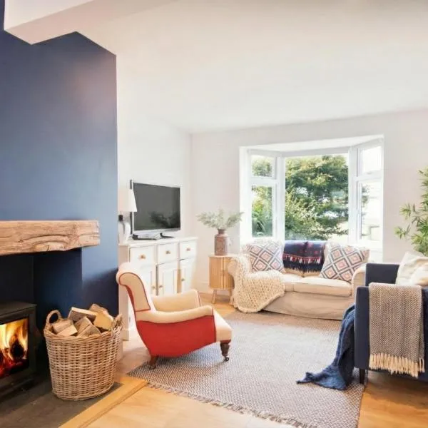 Stylish Salcombe Townhouse - Walk to Beach & Town, Garden, Log Burner, Pet-Friendly & 2 Free Parking Spaces - Sleeps 6, hotel u gradu Salkom