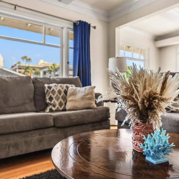 Long Beach 2BR and 1BA Charming Condo Near Alamitos Beach, Marina, Cafes & Shops: Long Beach'te bir otel