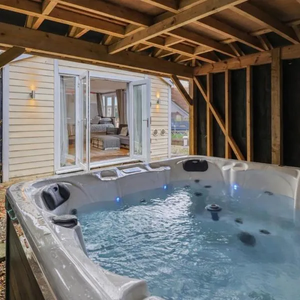 Cosy Studio Cabin with Optional Hot Tub Lilliput near Sandbanks beach, Hotel in Poole