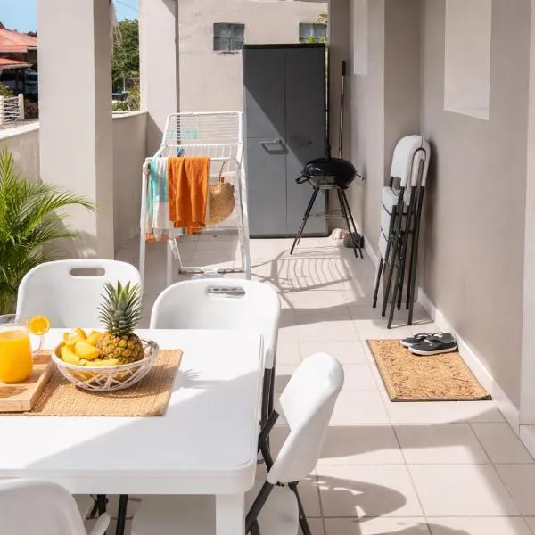T3 climatisé avec terrasse proche plages, hotel in Rivière-Pilote