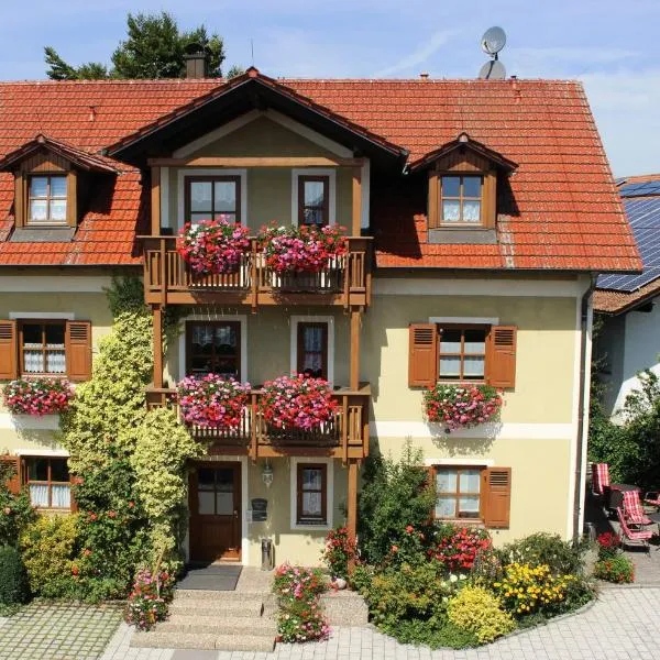Gäste-Haus Rösch、Wiesentのホテル