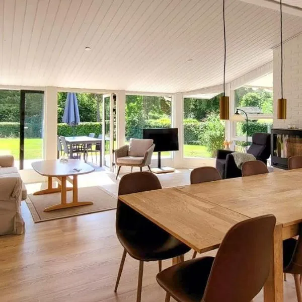 Summer House With Big Canoo Near Sminge Lake, hotel v destinaci Silkeborg