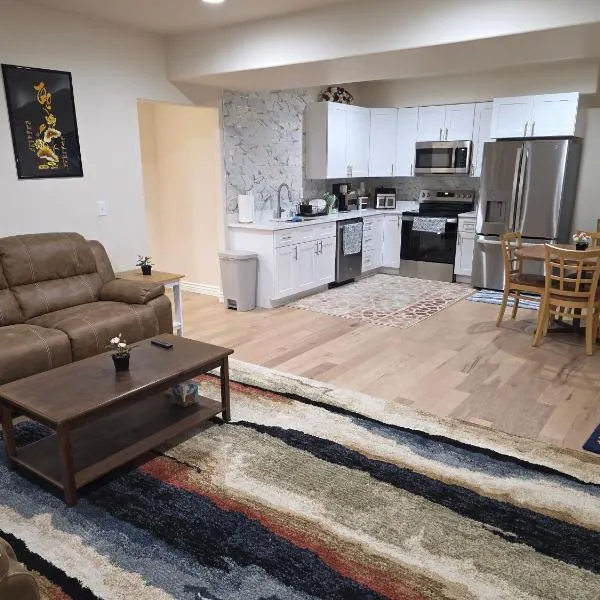 Private Basement 1mi UVU 3 Parking, Hotel in Orem