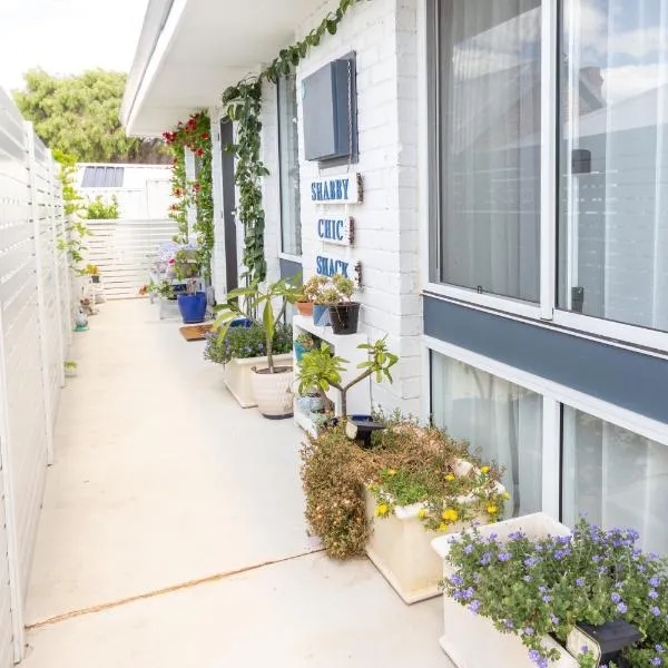 Shabby Chic Shack - 2 bedroom Beach Cottage, hotel Yanchepben