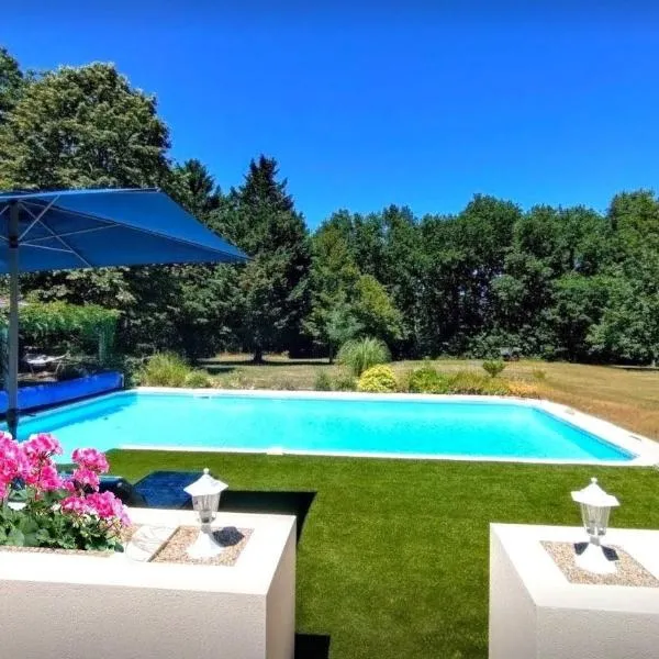 Escapades Romantiques Uniques amour amour amour, Hotel in Loubès-Bernac