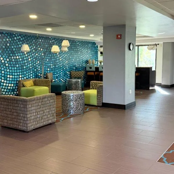 Comfort Inn & Suites Tampa North I-75, готель у Тампі
