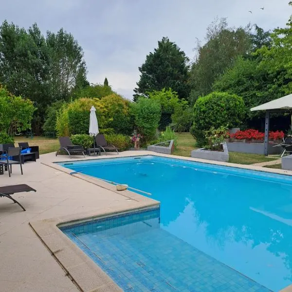 Chambres privées dans une maison avec piscine, hotel em Léognan