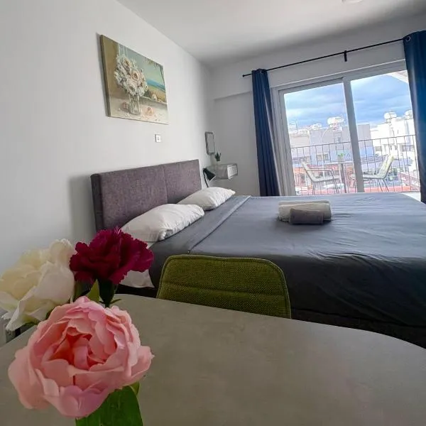 Rimini Balcony Studios - Steps from the Sea, hotelli Pafoksessa