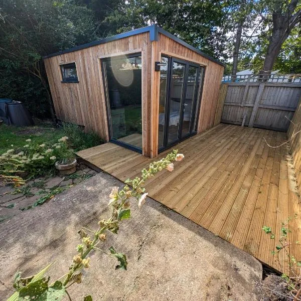 Peaceful, Private and Spacious Double Garden Cabin, hotel v destinaci Bristol