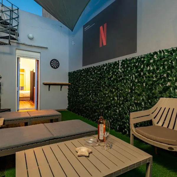 Sea & City - Luxury Seaside Maisonette with Private Rooftop Cinema - 50m from Beach & 300 m from Old Town, hotel en La Canea