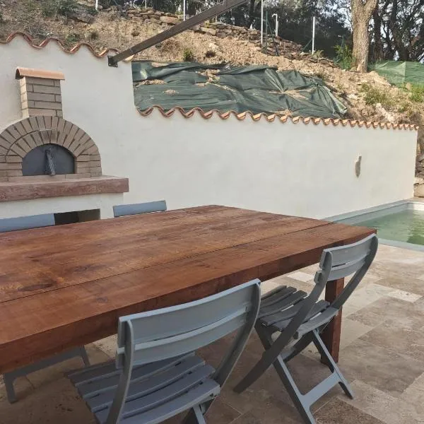 Maison avec vue sur la mer et piscine, hotel en Talasani