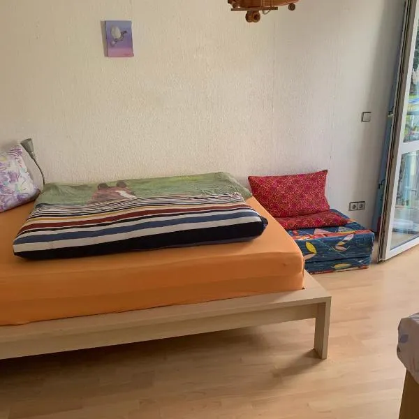 Doppelzimmer mit Terrasse zum Garten, ruhig, Weinbergsblick, zusätzliches Kinderzimmer anbei möglich, hotel en Winningen