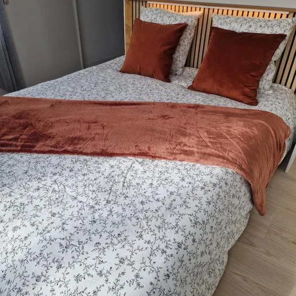 Appartement face gare, neuf, calme, parking,, hotel u gradu 'Lamballe Armor'