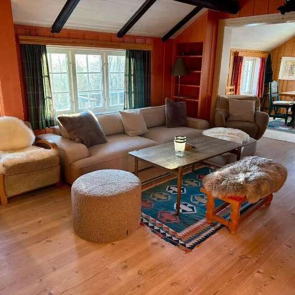 Authentic Norwegian ski chalet for 8 with fireplaces & modern comfort near Geilo ski slopes, hotel u gradu Geilo