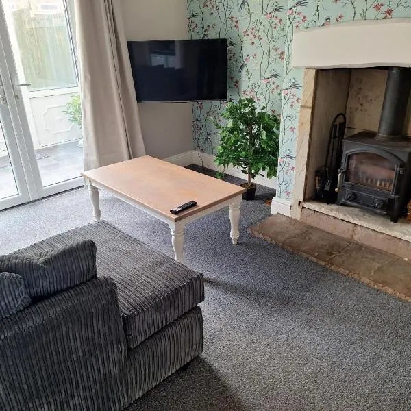 Fieldside House Beautiful Sleeps 6 House with Decked Garden, hotel a Scarborough