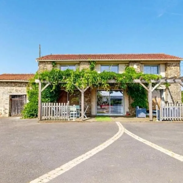 Maison en pierres avec boulodrome et ping pong, terrasse et jardin, Hotel in Chaudron-en-Mauges
