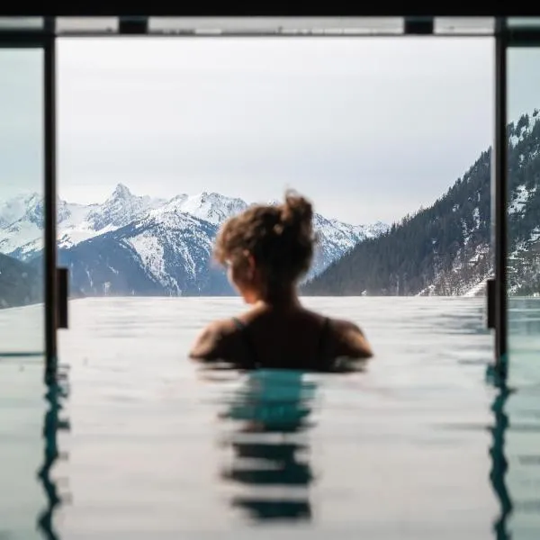 Wohlfühlhotel Hubertushof am Arlberg - Ski-In & Ski-Out - Sky Pool, khách sạn ở Stuben am Arlberg