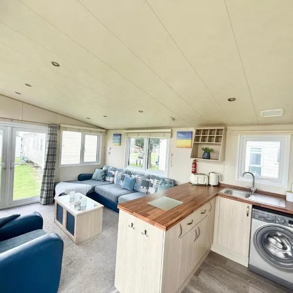 Enzos palace- St Margaret's Holiday Park, hotel v mestu Saint Margaretʼs at Cliffe