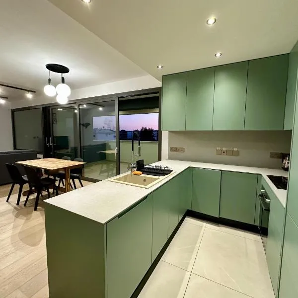 New Amazing 2 bedroom flat near casino beach mall, hotel en Limassol