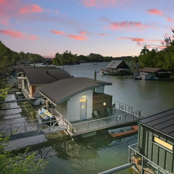 Sunset view Housboat with sundeck,AC&Heating, hotel i Bratislava