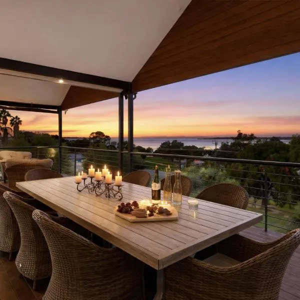 Waterfront Retreat Estuary Views & Balcony、Dawesvilleのホテル