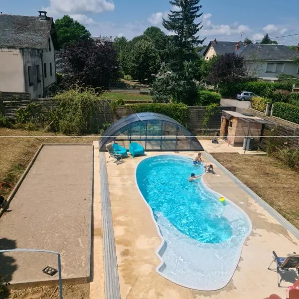 La maison bleue avec une grande piscine chauffée، فندق في Bozouls
