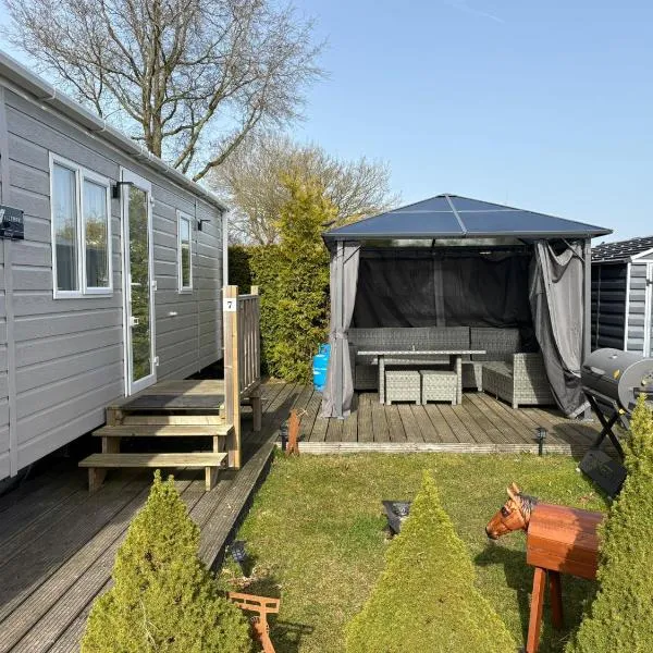 Kropswolde में, होटल Chalet Meerwijck mit Terrasse am Wasser mit Strand und Schwimmbad