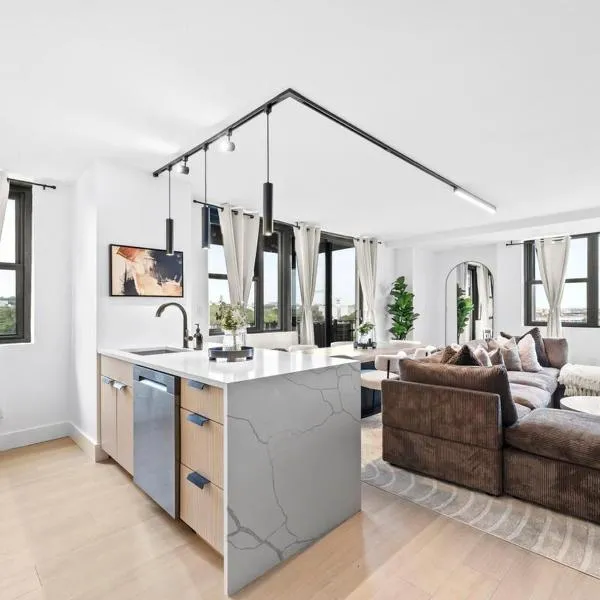 Stylish 3BR Retreat EWR MetLife NYC Access, ξενοδοχείο στο Νιούαρκ