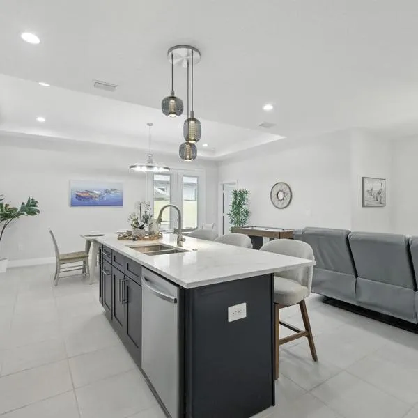 Modern 3BR Home Near Busch Gardens & Downtown, hotel u gradu Tampa