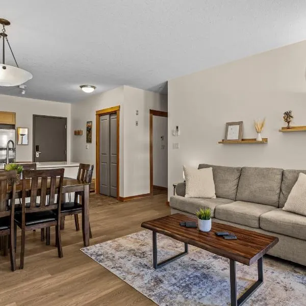Pines & Peaks - 2 Bedroom Condo with Mountain Views - Pool & Hot Tubs, Hotel in Canmore