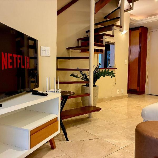 Duplex Barra da Tijuca 2 Suítes com Ar Split, Vaga de Garagem, Varanda, Lava e Seca, 10min Praia