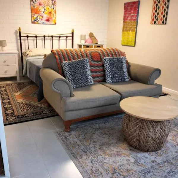 Guest suite-2 beds,private entry, bathroom & laundry – hotel w mieście Wollongong