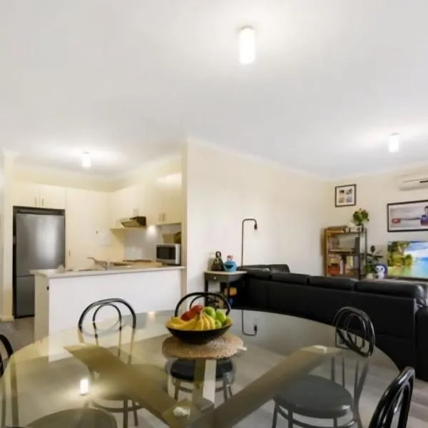 Ground level unit with private courtyard – hotel w mieście Melton
