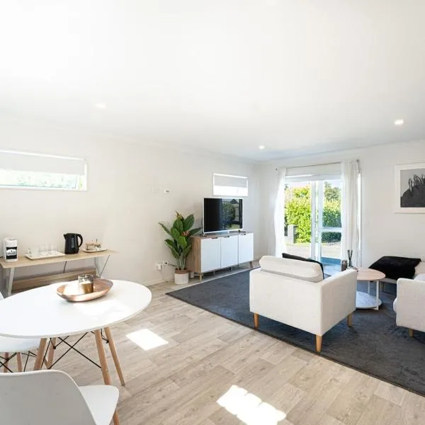 Studio 17 Private Standalone Studio in Greenhithe North Shore, Hotel in Auckland