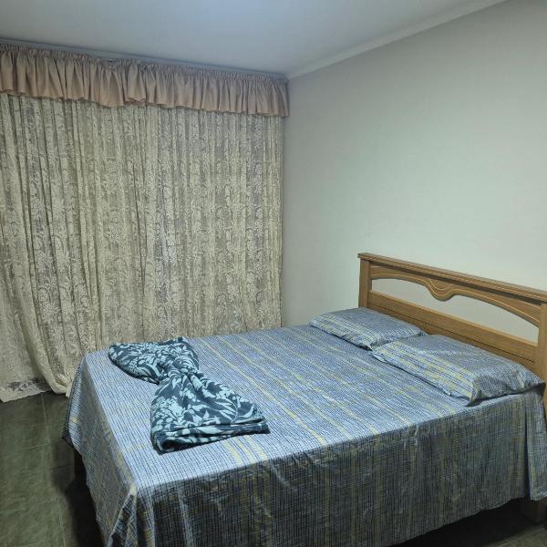 Casa com dois quartos,dois banheiros,sendo um, uma suíte,sala de estar cozinha e garagem - Foto 2