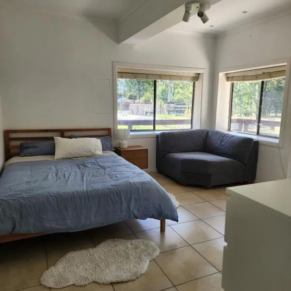 Country Stay on south side of Brisbane, отель в городе Logan Village