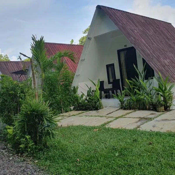 the bamboo Bali Cabin، فندق في نوسا دوا