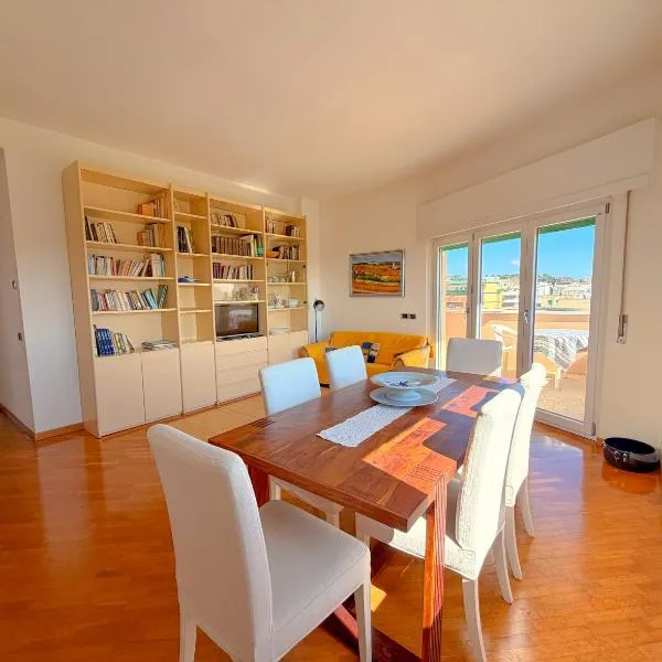 Anzio में, होटल DOMUS NERONIS - Bright, spacious and well-connected sea-view apartment - A walk away from the beach, ANZIO city center and the train station - Close to Faro di Capo d Anzio, Villa Imperiale and the Roman remains