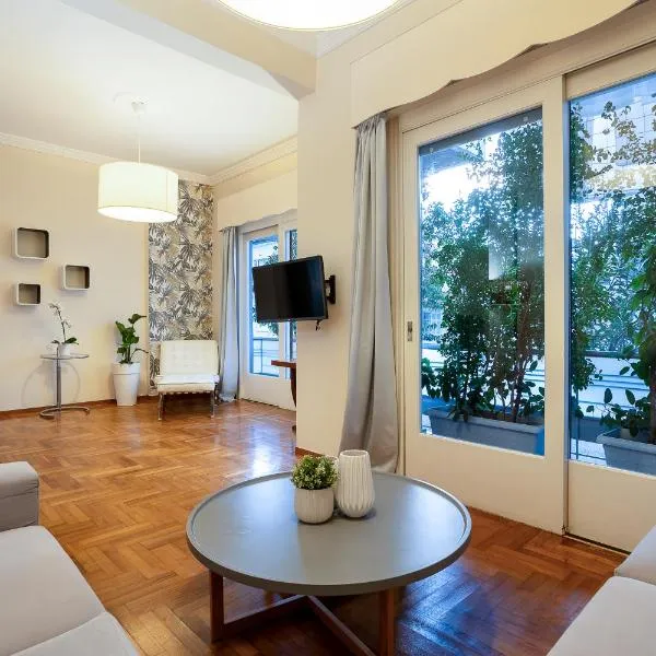 Elegant Garden Apartment Walk to Kalamata Center 2BR, hotel a Kalamata