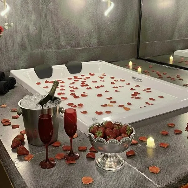 Suíte Romântica com Jacuzzi Privativa Aquecida 8 min Praia - Balneário Camboriú, hotel u gradu Kamboriu