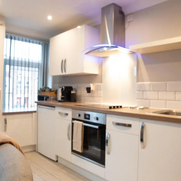 Modern Hideaway Sleek 2BR Apartment Private Garden Views, Hotel in Cardiff