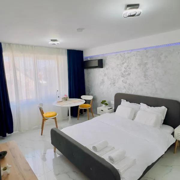 Elena's Studio Central - Home Cinema și Confort Premium، فندق في بيتشتي