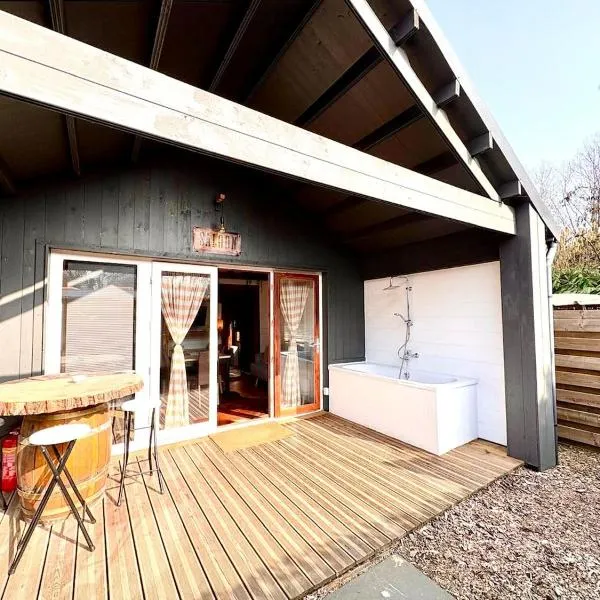 New cozy chalet and private garden with sauna and outdoor bath near Amsterdam, hotel i Vijfhuizen