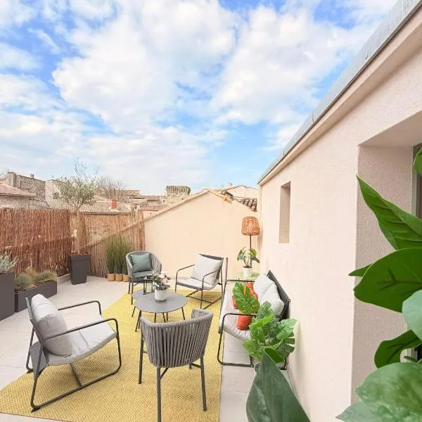 Maison familiale rénovée avec terrasse, 4 chambres, proche L'Isle-sur-la-Sorgue, Hotel in Pernes-les-Fontaines