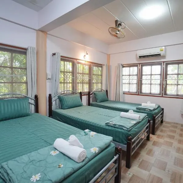 บ้านห้วยลูกนกฟาร์มสเตย์ Banhuailuknok Farmstay, hotel v mestu Ratchaburi