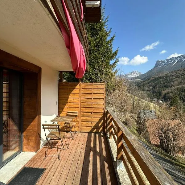Le charmant somme - vue et terrasse privative – hotel w mieście Saint-Pierre-dʼEntremont