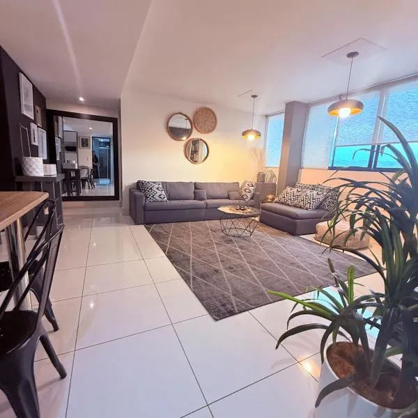 Three bedrooms apartment with pool view, khách sạn ở Windhoek
