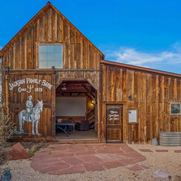 Timber & Tin F 2Bed 2Bath w Pool & Rooftop Deck, Hotel in Kanab