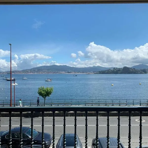 Precioso apartamento con vistas al mar a pie de playa، فندق في بايونا
