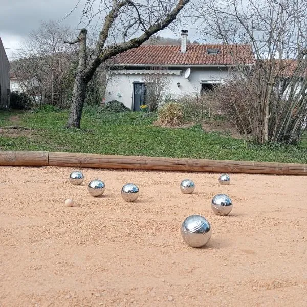La Cabane du Berger & son terrain de pétanque, Hotel in Torsiac